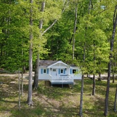 Lakeside Cottage Getaway on 50 acres of Gardens!