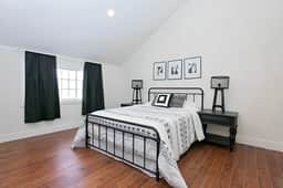 Cottage Park Carriage House. Rest & Explore with Hollyhock