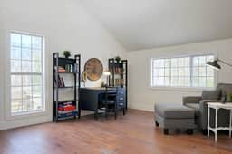 Cottage Park Carriage House. Rest & Explore with Hollyhock