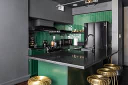 Luxury City Escape. Peaceful Retreat by Hollyhock
