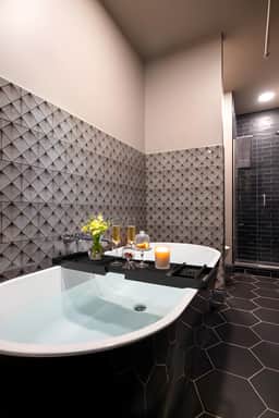 Luxury City Escape. Peaceful Retreat by Hollyhock