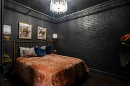 Luxury City Escape. Peaceful Retreat by Hollyhock