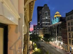 Luxury City Escape. Peaceful Retreat by Hollyhock