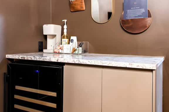 Hollyhock Suite 412: 1 bed/1 bath - Image 1