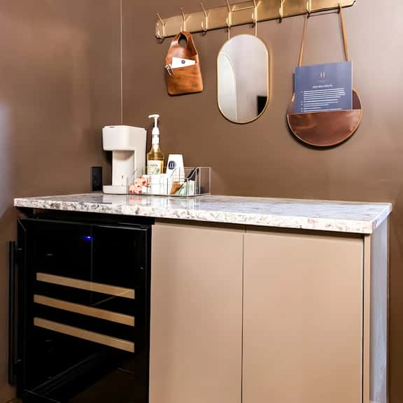 Hollyhock Suite 412: 1 bed/1 bath - Image 1