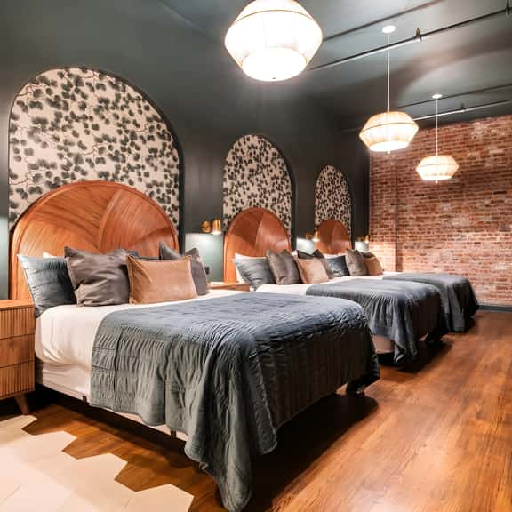 Hollyhock Suite 404: 1 bed/1 bath - Image 1