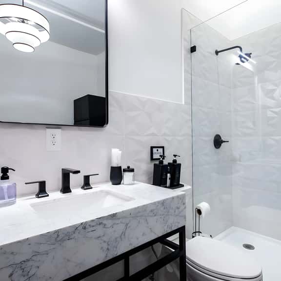 Hollyhock Suite 409: 1 bed/1 bath - Image 1