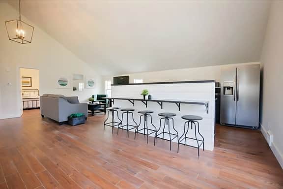 Cottage Park Carriage House. Rest & Explore with Hollyhock