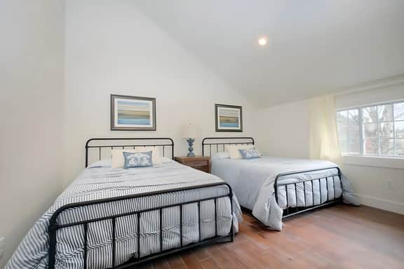 Cottage Park Carriage House. Rest & Explore with Hollyhock