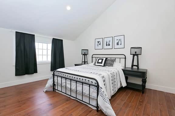 Cottage Park Carriage House. Rest & Explore with Hollyhock