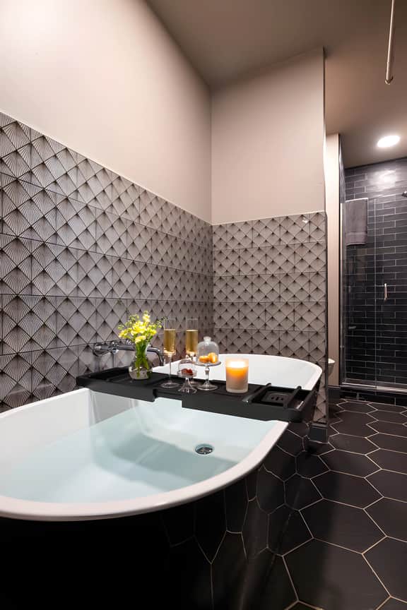 Luxury City Escape. Peaceful Retreat by Hollyhock