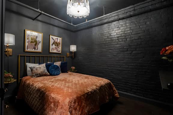 Luxury City Escape. Peaceful Retreat by Hollyhock