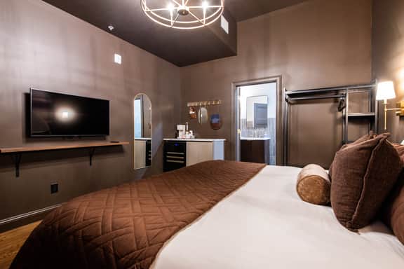 Hollyhock Suite 512: 1 bed/1 bath