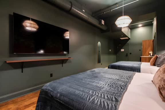 Hollyhock Suite 404: 1 bed/1 bath