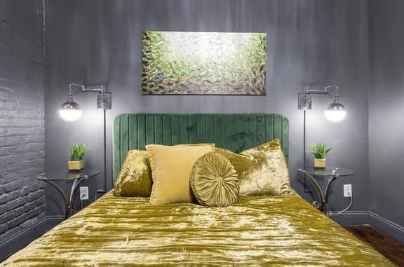 Luxury City Escape. Peaceful Retreat by Hollyhock