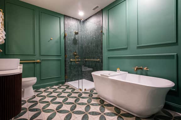 Hollyhock Suite 402: 4 bed/2 bath with soaking tub