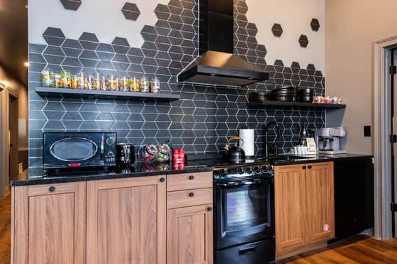 Hollyhock Suite 413: 5 beds/2 bath