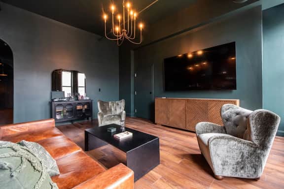 Hollyhock Suite 302: 4 Bed/2 Bath