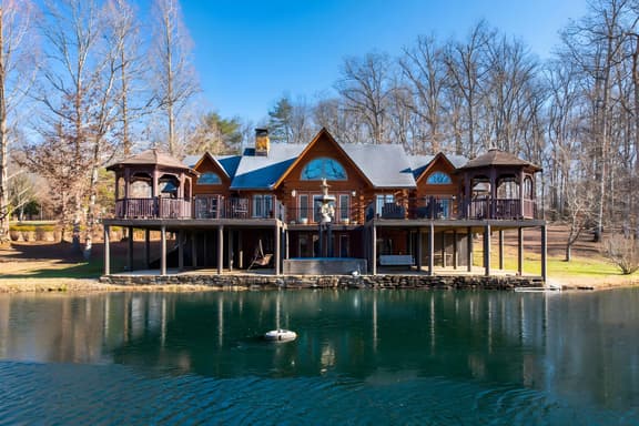 Enchanting Lakeside Cabin in 50 Acres of Gardens!