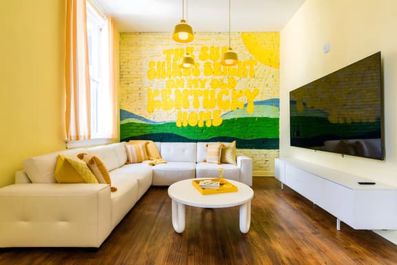 Hollyhock Suite 513: 5 beds/2 bath